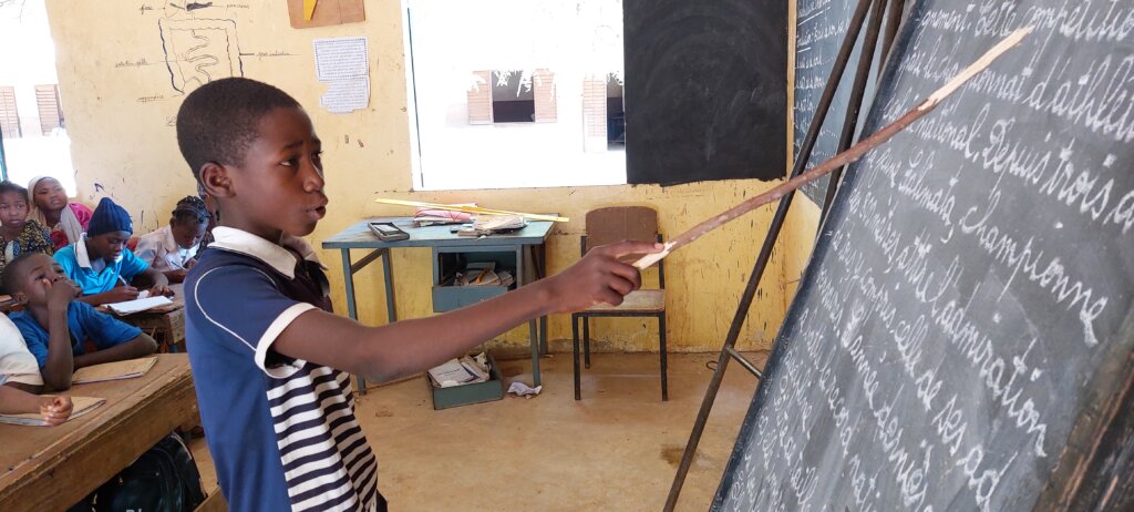 les enfants au mali apprennent à lire et à écrire