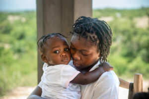 en Haïti le programme Go Baby Go aide les mères à comprendre les liens entre la santé, la nutrition, la protection et le développement dans la vie de l'enfant