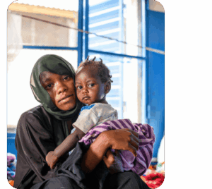une maman et son enfant qui ont besoin d'aide humanitaire au soudan
