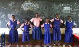 Petites filles kényanes dans des écoles rénovées par World Vision France