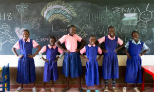 Petites filles kényanes dans des écoles rénovées par World Vision France