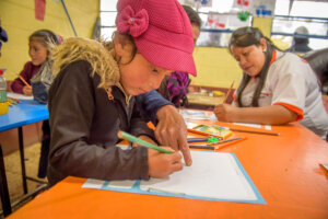 Une petite fille parrainée rédige une lettre pour son parrain au Guatemala - World Vision