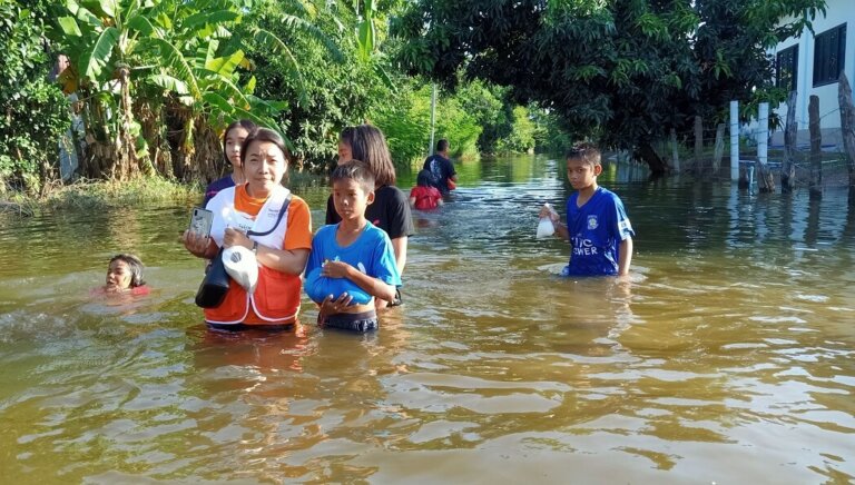 Famille vivant dans une zone touchée par la montée des eaux et les inondations