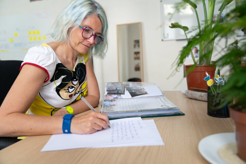 Sandrine, marraine avec world vision écrivant un courrier à son filleul