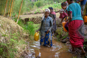 Source d'eau contaminée illustrant la pollution des ressources hydriques