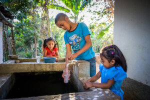 Infrastructure d'accès à l'eau potable installée dans un village vulnérable