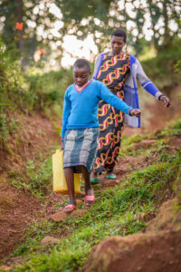 Jeune fille avec un bidon d'eau illustrant la pénurie d'eau dans le monde