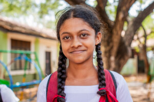 Jeune fille en classe dans un pays en développement, bénéficiaire des programmes d'éducation de World Vision France pour lutter contre le mariage précoce
