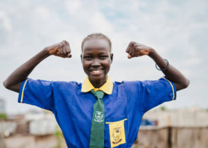 jeune fille qui lutte pour la journée internationale des droits des femmes