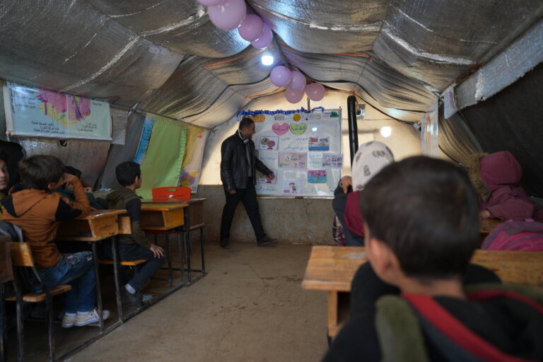 education dans un camp de réfugiés en syrie