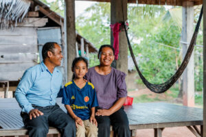 Famille heureuse - parents et enfants réunis - harmonie familiale et égalité