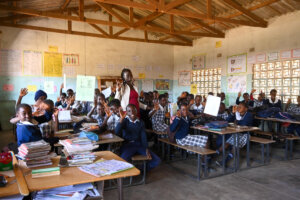 Équipe de World Vision construisant une salle de classe dans un village isolé