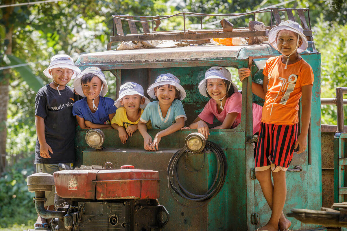 enfants au myanmar accompagnés par world vision