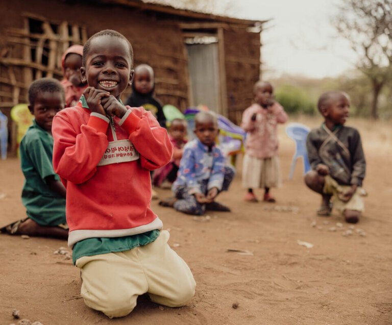 jeunes enfants orphelins qui attendent d'être parrainer