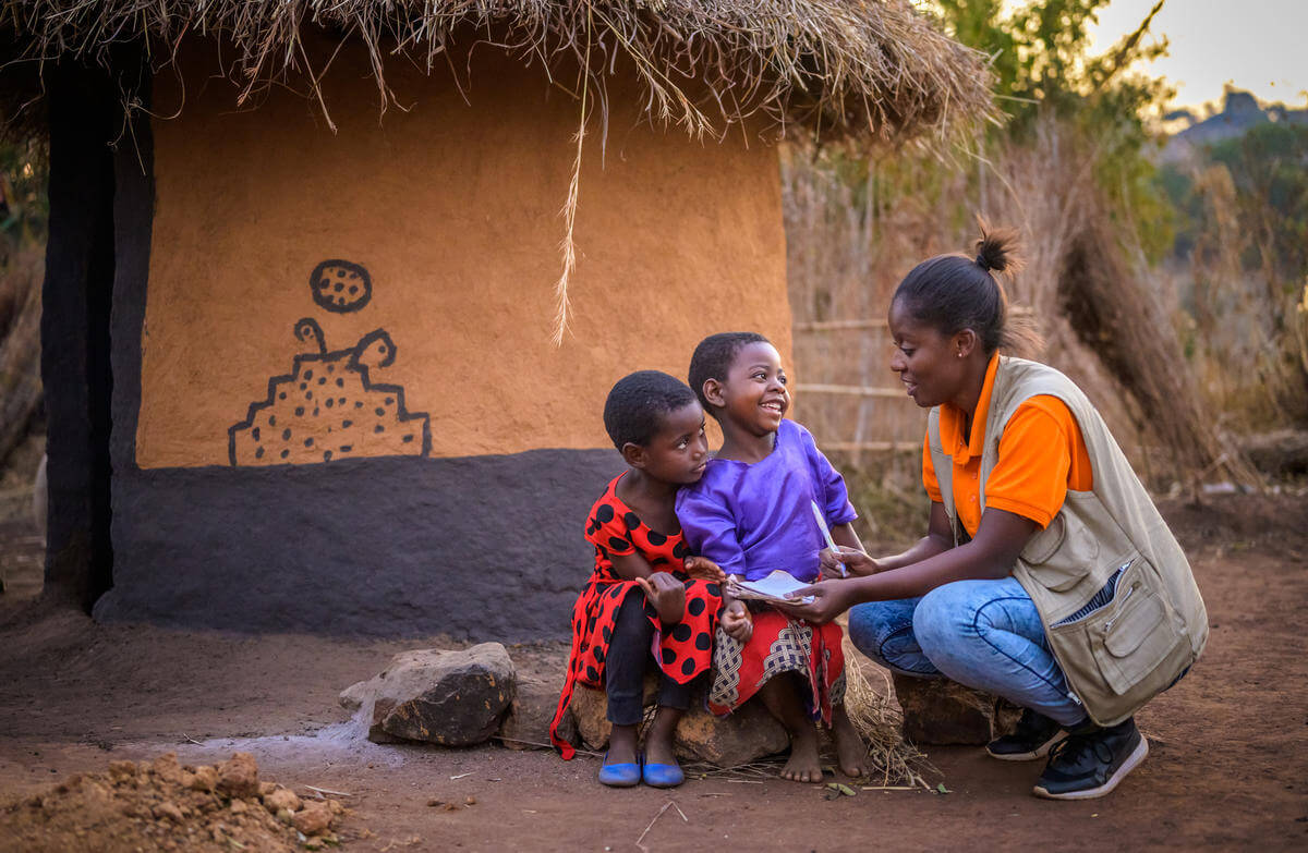 équipe de world vision sur le terrain qui accompagne des enfants parrainés