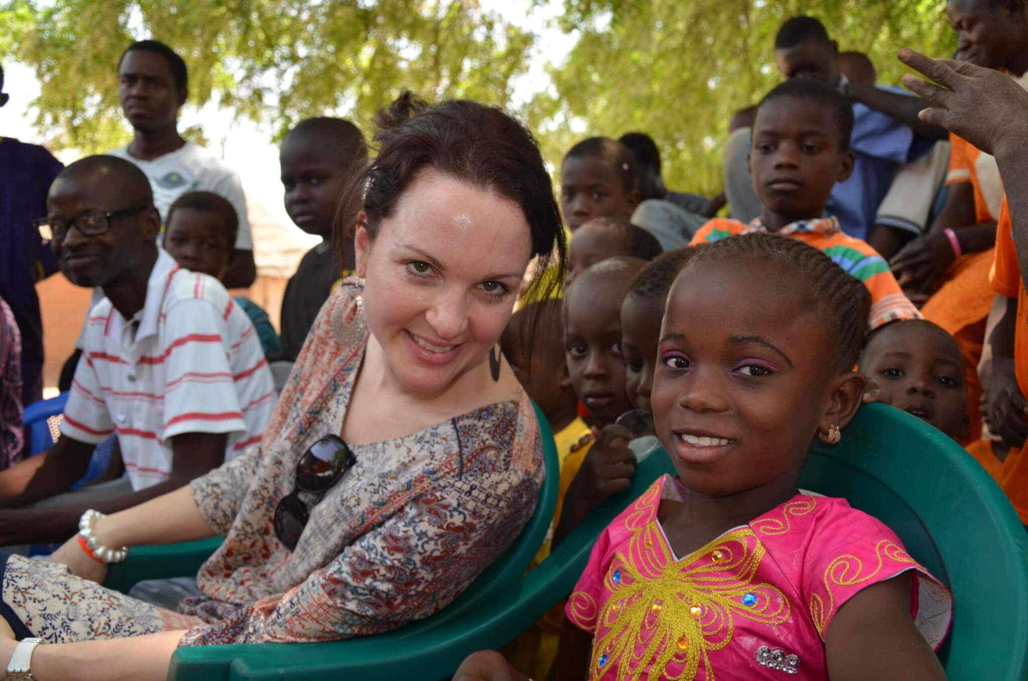 une marraine et son filleul lors d'une visite terrain