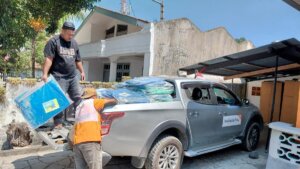 les équipes de world vision fournissent des kits d'urgence après le séisme en indonésie