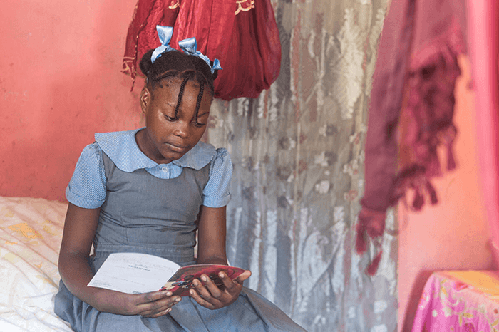 jeune fille parrainée lisant une lettre reçue de son parrain