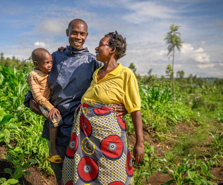 famille dans le champ qu'ils louent, dans l'AP de Muvumba, au Rwanda.